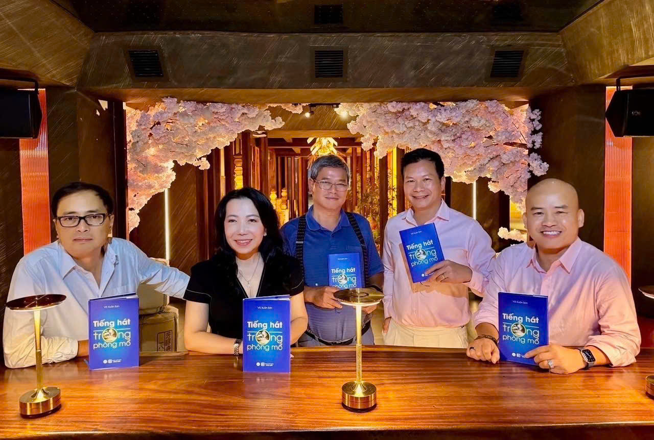 Read more about the article ĐẶT MUA SÁCH “TIẾNG HÁT TRONG PHÒNG MỔ”